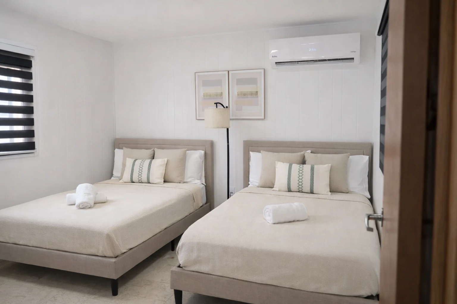 Dos cuartos de Villa Leddy con cuatro camas dobles