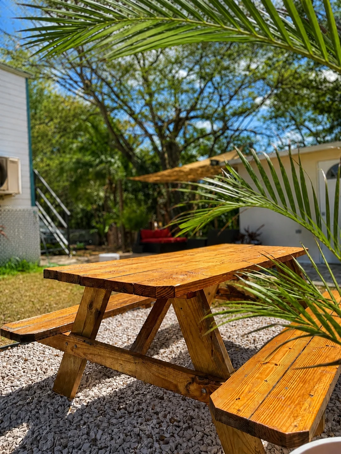 Mesa de picnic en el patio privado de Villa Leddy