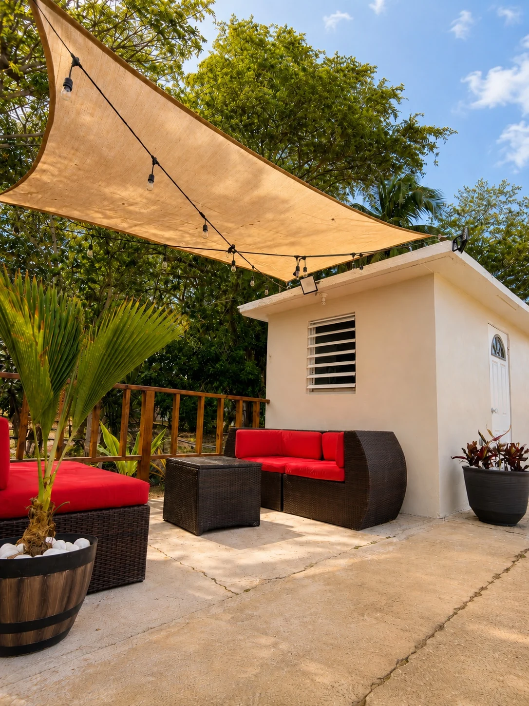 Terraza privada de Villa Leddy bajo sombra tropical