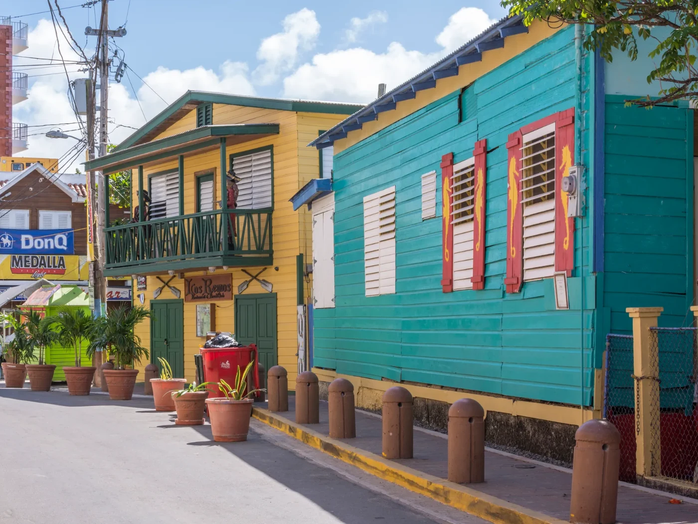 Edificios coloridos del Poblado de Boquerón